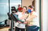 Frau mit Atemmaske auf dem Fahrradergometer, betreut von einer Trainerin bei LANDphysio in Lauchdorf im Allgäu.