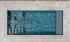 Rechteckiger Pool mit blauem Wasser und Sprudelbereichen, umgeben von hellen Fliesen.