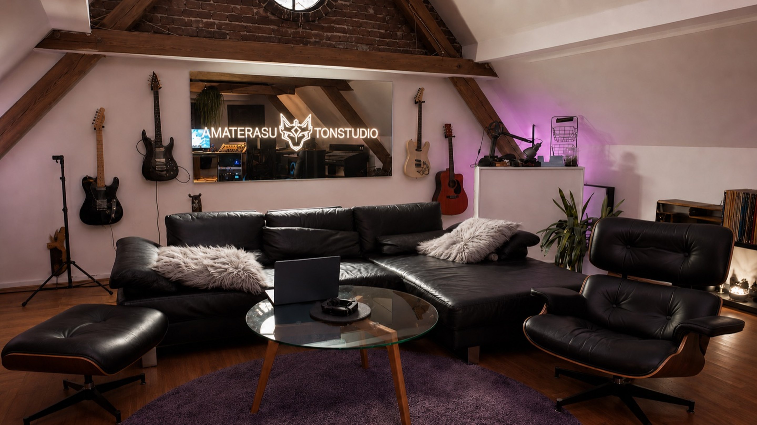 Lounge-Bereich mit Amaterasu-Leuchtschild und Gitarrenwand im Studio Schermbeck