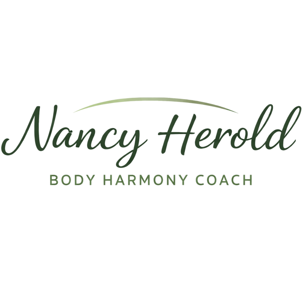 Logo: "Nancy Herold Body Harmony Coach" in goldener Schrift auf dunkelgrünem Hintergrund.