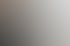 Ein lächelnder Mann mit Vollbart und Brille sitzt in einem Meeting vor einem Laptop an einem Tisch.