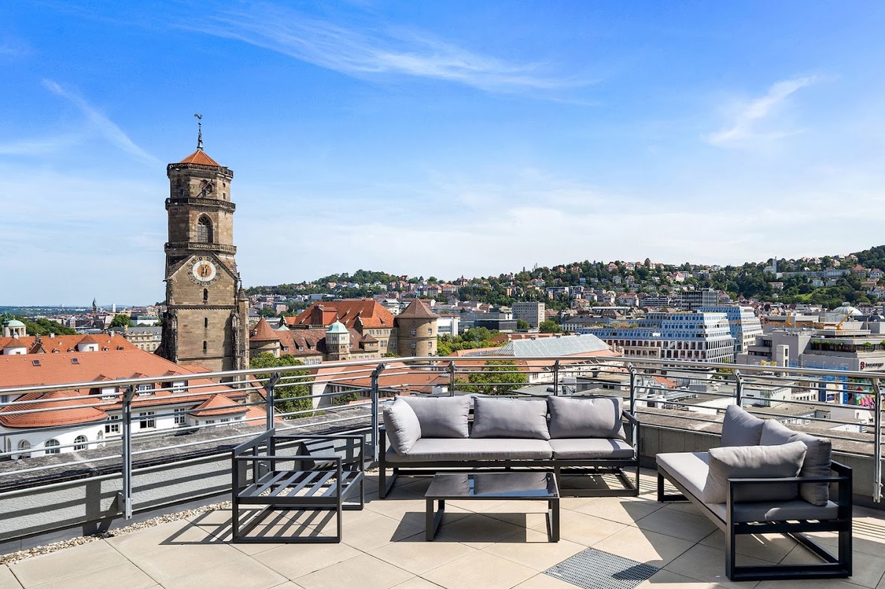 Dachterrasse am Standort der Müller Advisory Group in der Königstraße, Stuttgart, mit Blick auf die Stiftskirche