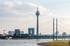 Der Rheinturm und die Rheinkniebrücke in Düsseldorf über dem Rhein.