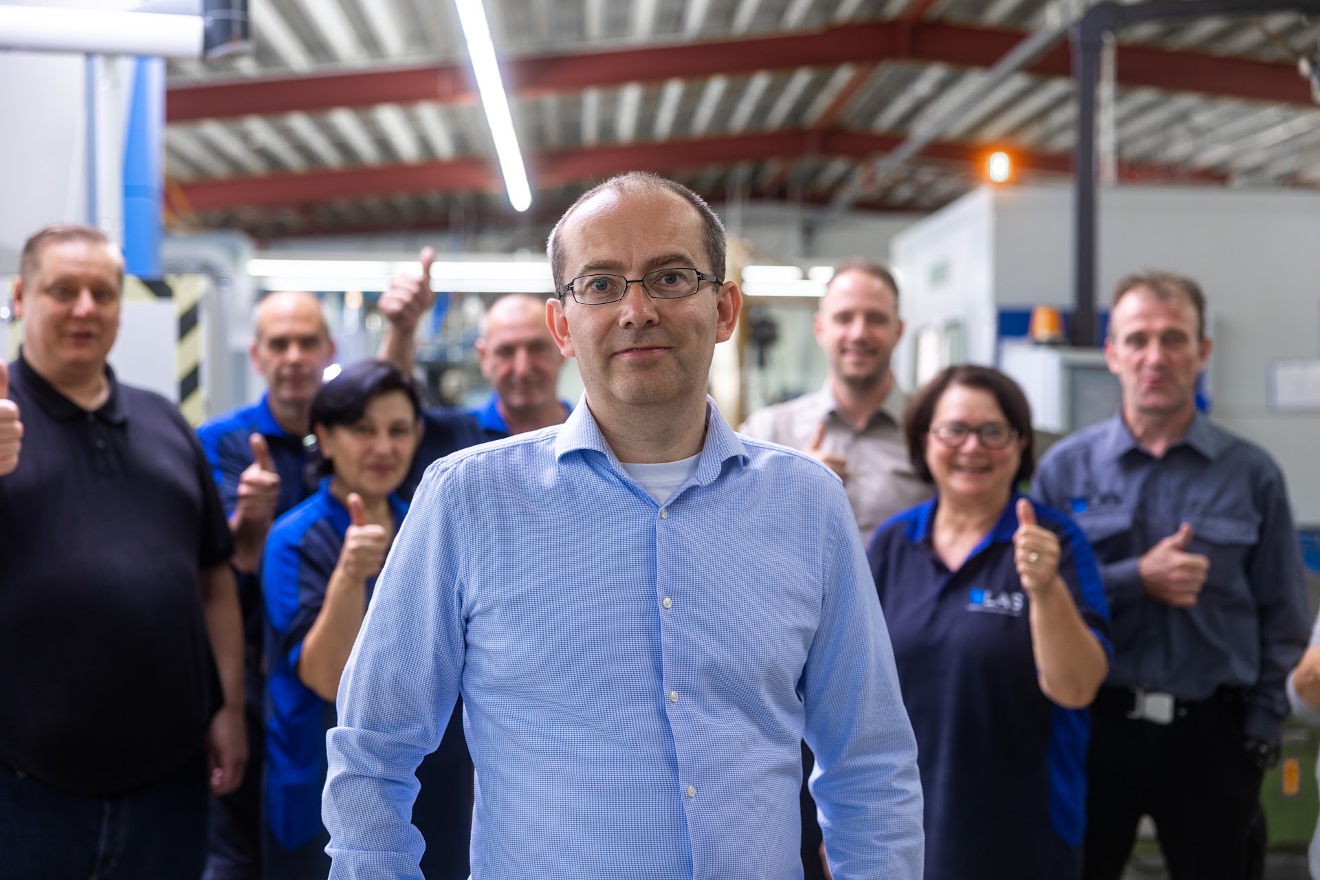Team der LAS-GmbH in der Produktionshalle in Iserlohn