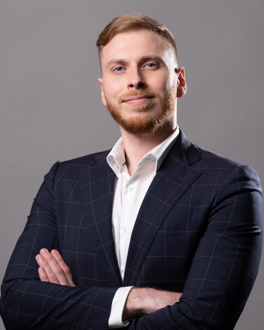 Dominik Krune im Profil vor schwarzem Hintergrund, Schwarz-Weiß-Porträt