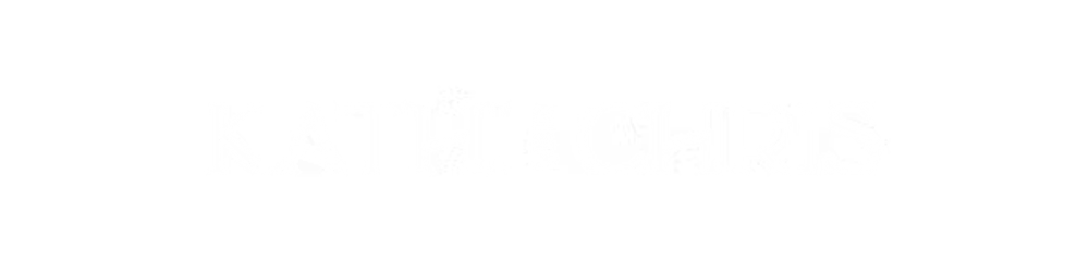 Kathi und Chris in weißer Schrift auf dunkelgrünem Hintergrund.