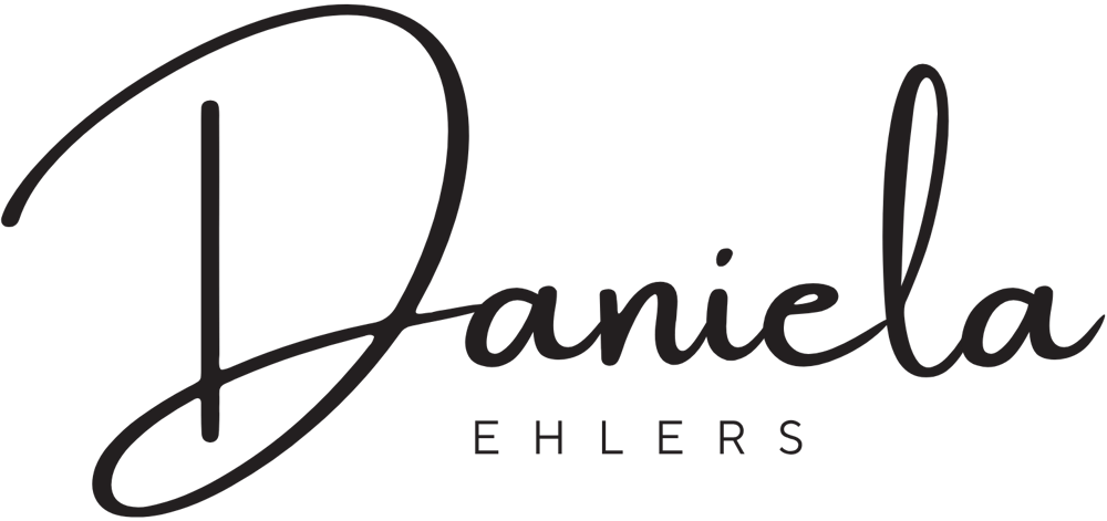 Schwarzes Logo "KR" in kursiver Schrift, darunter "KERSTIN REUTER" in Großbuchstaben auf dunklem Hintergrund.