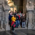 Gruppe von Menschen steht zwischen großen Steinstatuen im Völkerschlachtdenkmal in Leipzig.