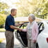 Fahrer hilft Seniorin