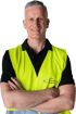 Dirk Abel in Warnweste auf einer Baustelle im Rohbau