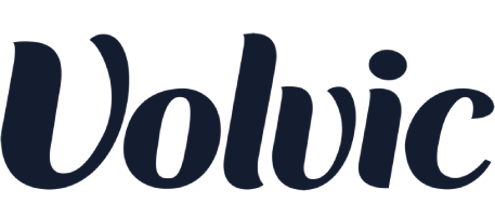 Volvic-Logo in dunkelblauer Schrift auf dunkelgrünem Hintergrund.