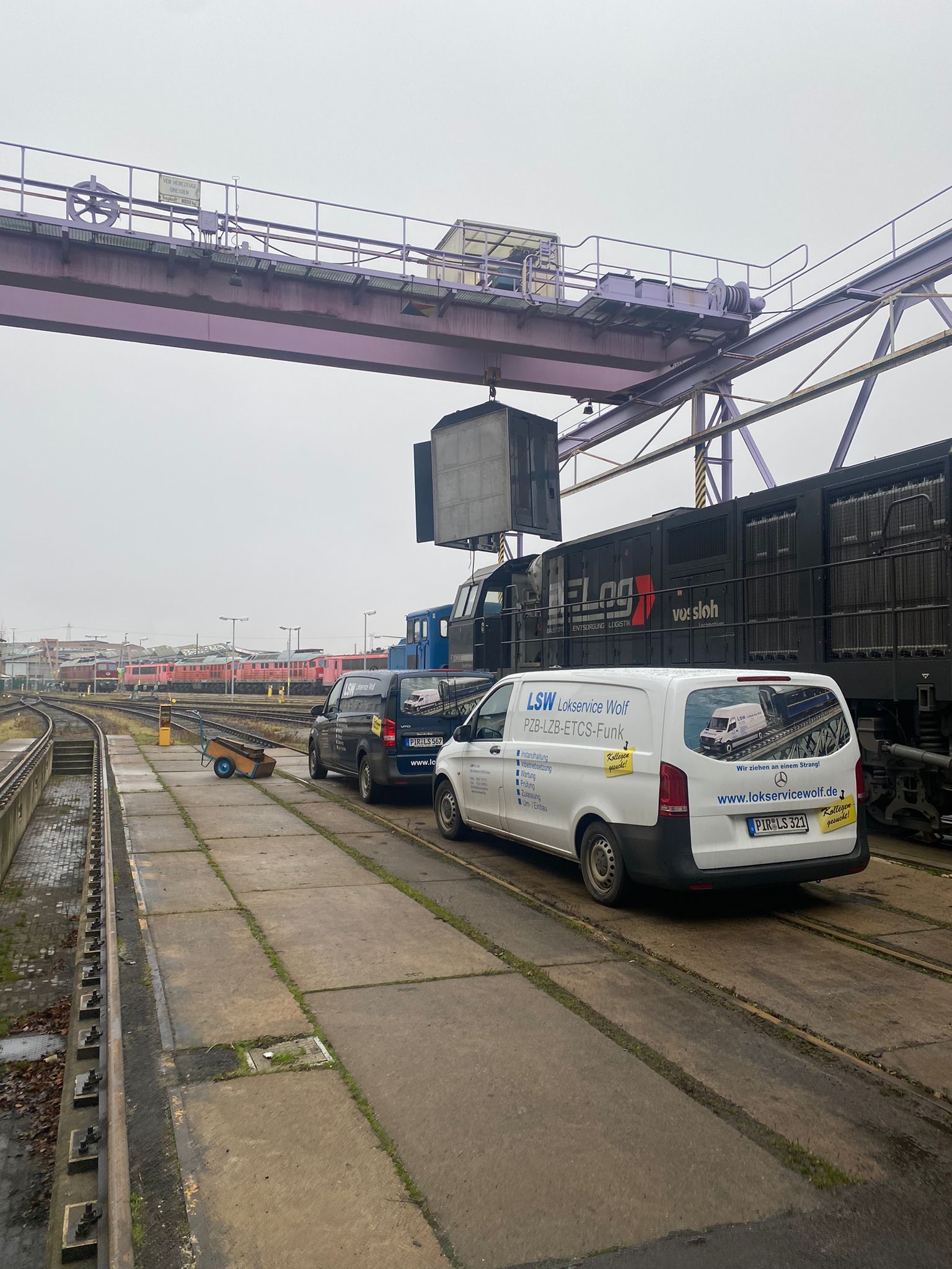 Monteur der LSW Lokservice Wolf bei der Arbeit an einer Lokomotive