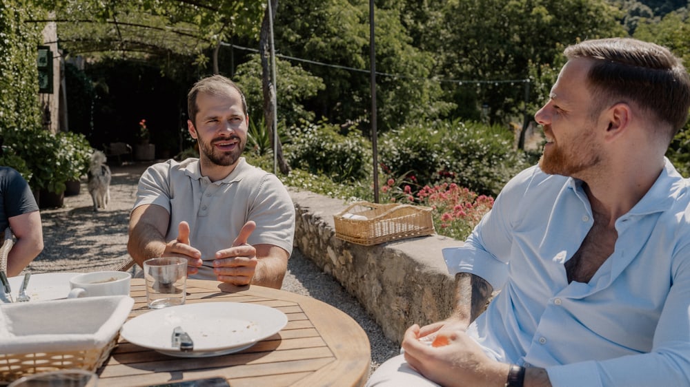 Zwei Männer beim Essen im Freien