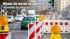 Baustelle mit gelben Warnleuchten, weiß-roten Absperrungen und fahrenden Autos; Text: "Wissen Sie worauf es ankommt? Vermeiden Sie Haftungsrisiken"