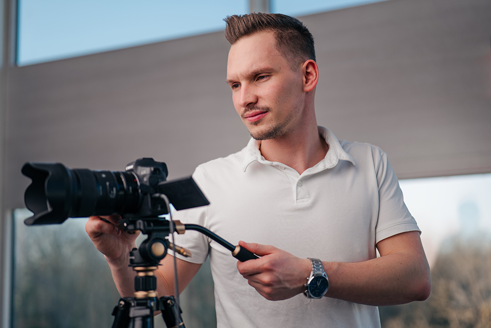 Kameramann bei der Filmproduktion in Freiburg richtet professionell eine Kamera aus – Symbolbild für strategische Videos mit klarer Botschaft.