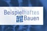 Beispielhaftes Bauen Logo mit blauem Symbol aus vier Pfeilen.