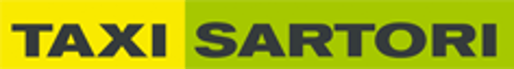 Schriftzug "TAXI SARTORI" in Dunkelgrau, links auf Gelb, rechts auf Hellgrün.