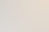 Moderner weißer Innenraum mit Kamin, Einbauschränken und einer Galerie mit schmiedeeisernem Geländer.