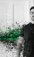 Mann mit Brille verschwindet in grüne und graue digitale Pixel vor weißer Tür.