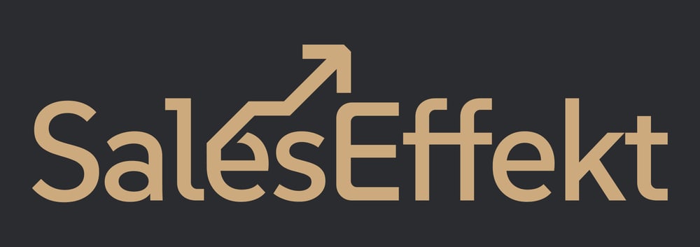 Goldfarbener Text "SalesEffekt" auf dunklem Hintergrund, mit einem aufsteigenden Pfeil über "Sales".