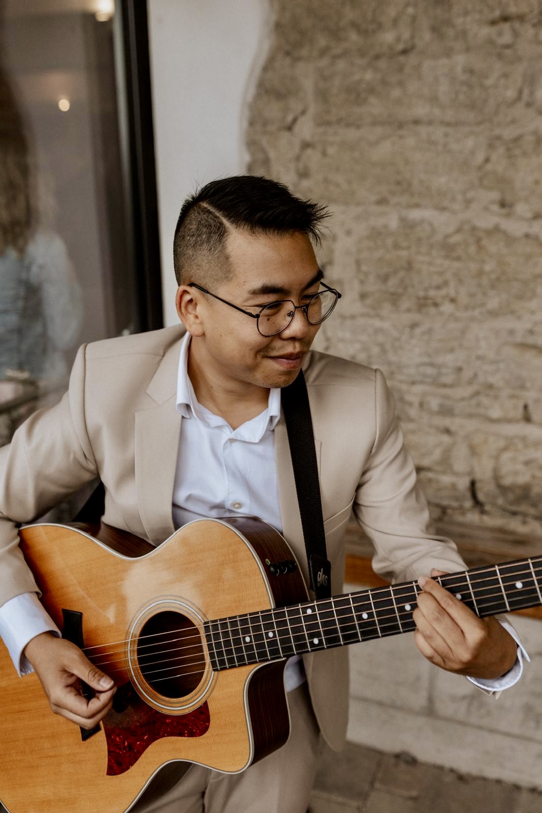 Portrait von Dugge Pham mit Gitarre