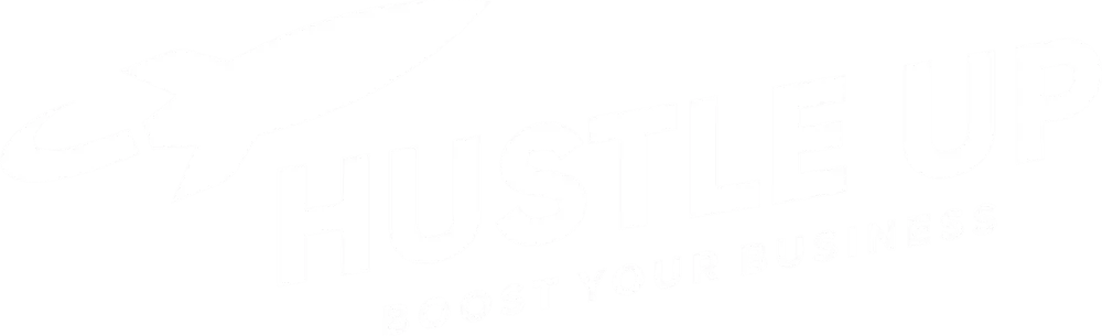 Weißes Logo mit einer Rakete, die Text "HUSTLE UP BOOST YOUR BUSINESS" auf grünem Hintergrund umfliegt.