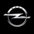 Silbernes Opel-Logo mit Blitz und „OPEL“-Schriftzug auf schwarzem Hintergrund.
