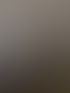 Zwei Personen arbeiten an Computern hinter einem Empfangstresen mit einem Kalender im Hintergrund.