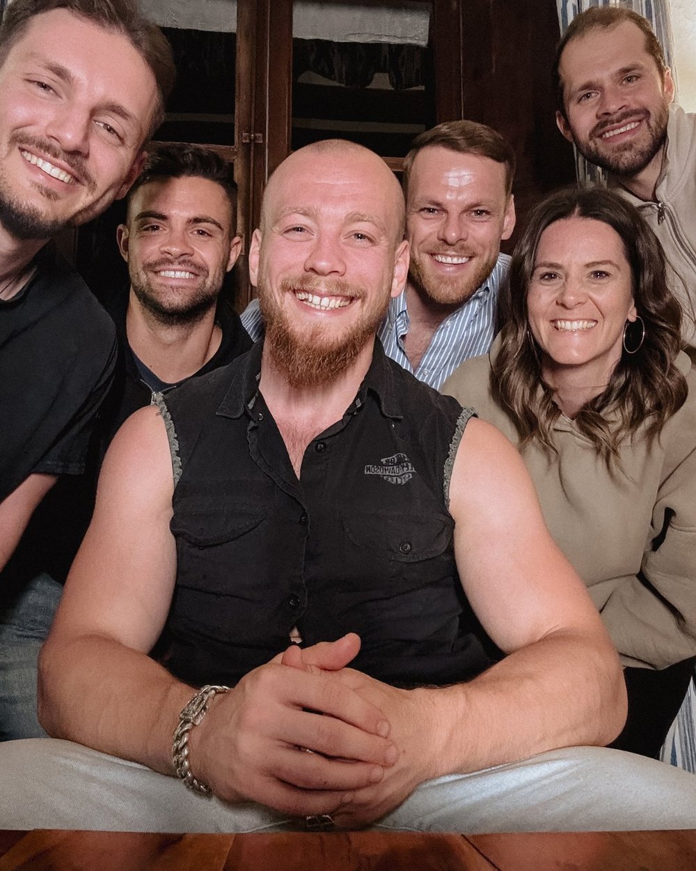 Gruppenfoto am Tisch