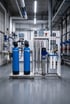 Wasseraufbereitungsanlage mit blauen Tanks und Edelstahlrohren in einem Technikraum.