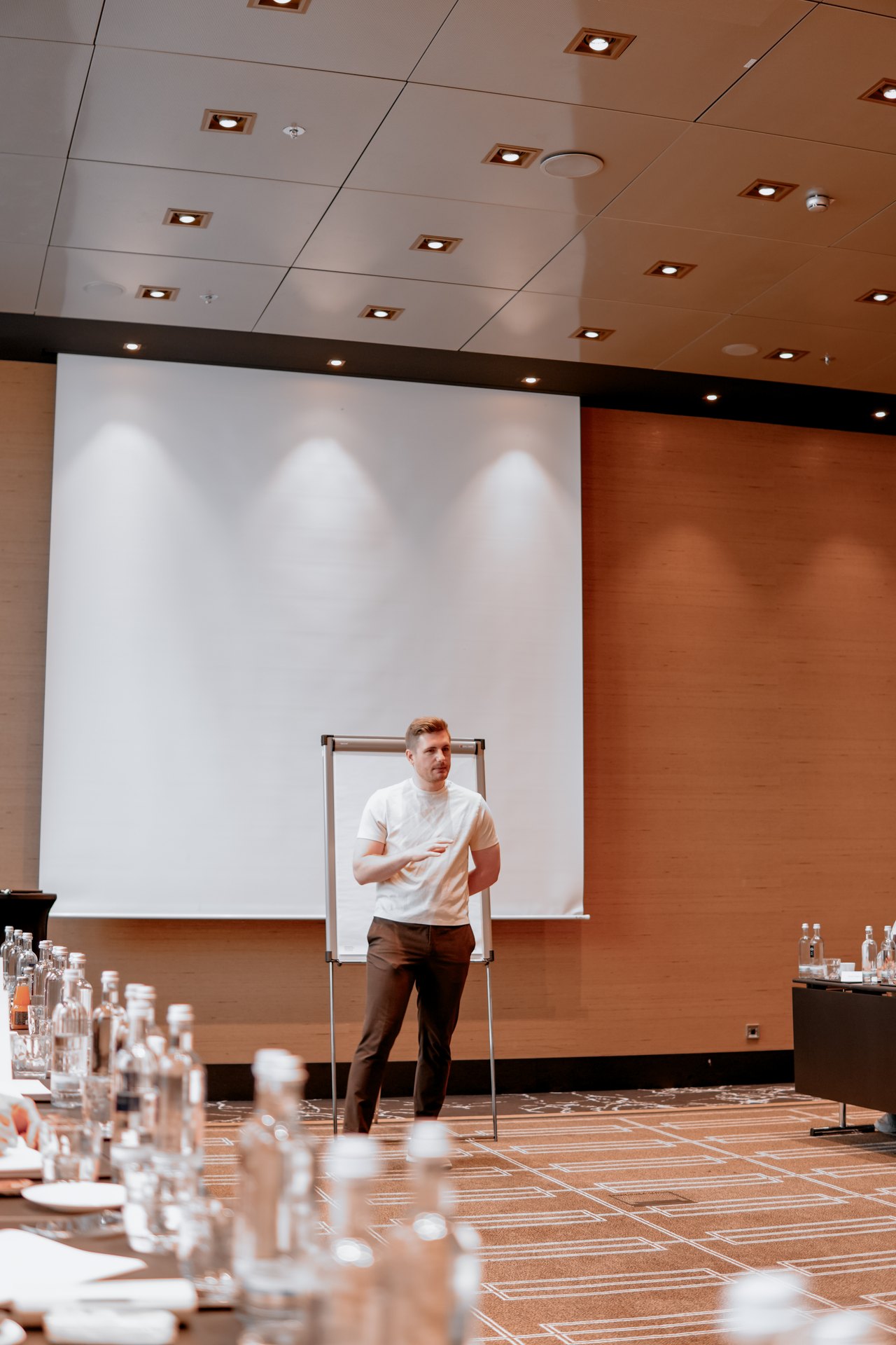 Philipp Sewing live auf der Bühne und im Training mit Unternehmern