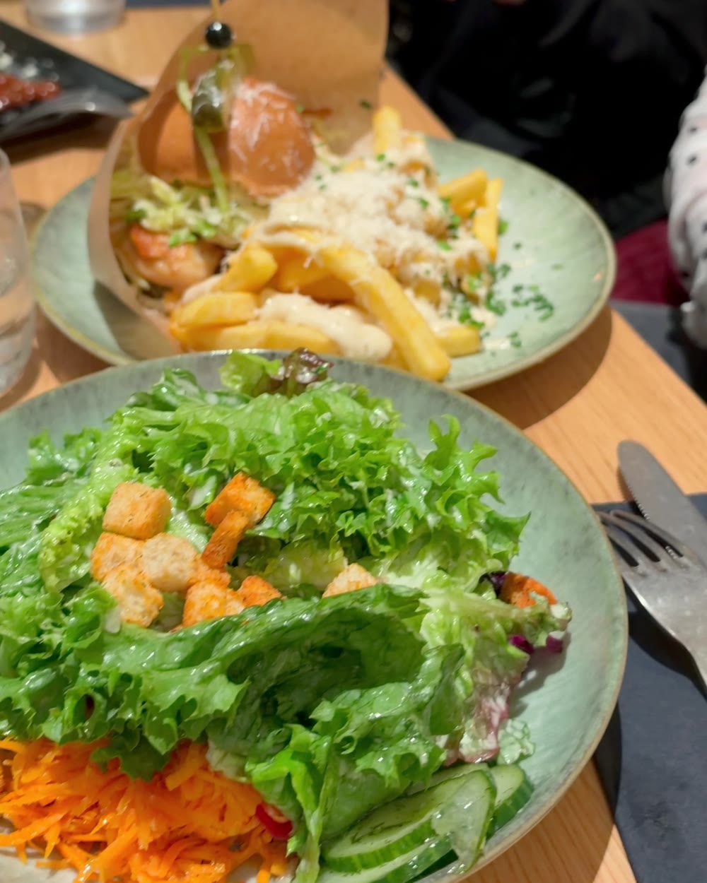 Salat und Burger mit Pommes im Ludvigs