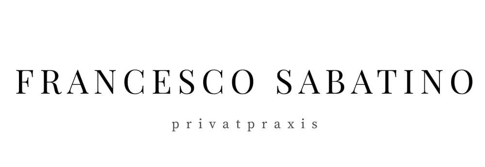 FRANCESCO SABATINO privatpraxis Schriftzug in schwarzer Farbe auf dunkelgrünem Hintergrund.