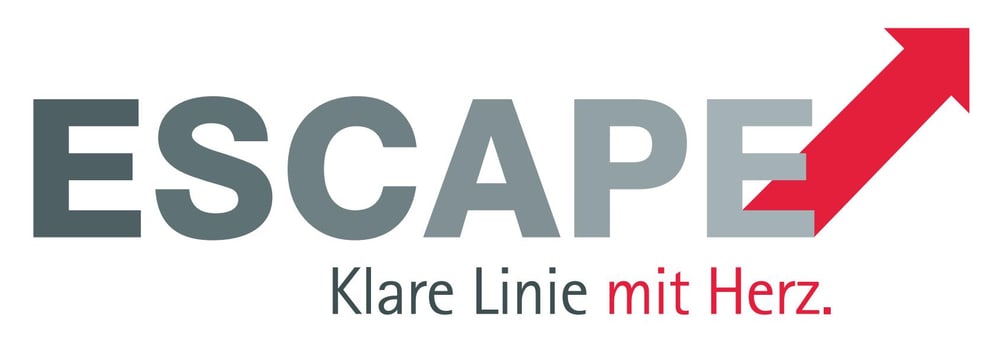 Der Schriftzug „ESCAPE“ in Grau mit einem roten Pfeil, der das E ersetzt, und darunter „Klare Linie mit Herz.“