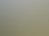 Mehrstöckige Wohngebäude mit roten Ziegeldächern in einer grünen Siedlung vor bewaldeten Bergen und bewölktem Himmel.