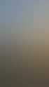 Weißer Mercedes-LKW am Straßenrand bei Sonnenaufgang mit aufsteigendem Rauch.