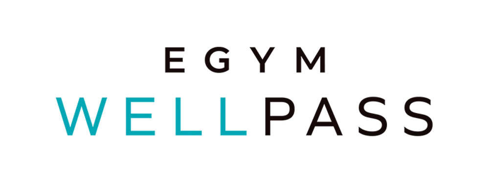 Schriftzug "EGYM WELLPASS" in Schwarz und Türkis auf dunkelgrünem Hintergrund.