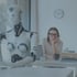 Eine nachdenkliche Frau mit Brille am Schreibtisch beobachtet einen weißen humanoiden Roboter bei der Büroarbeit.