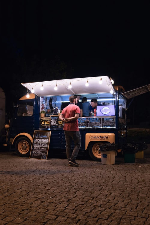 Beleuchteter Foodtruck am Abend