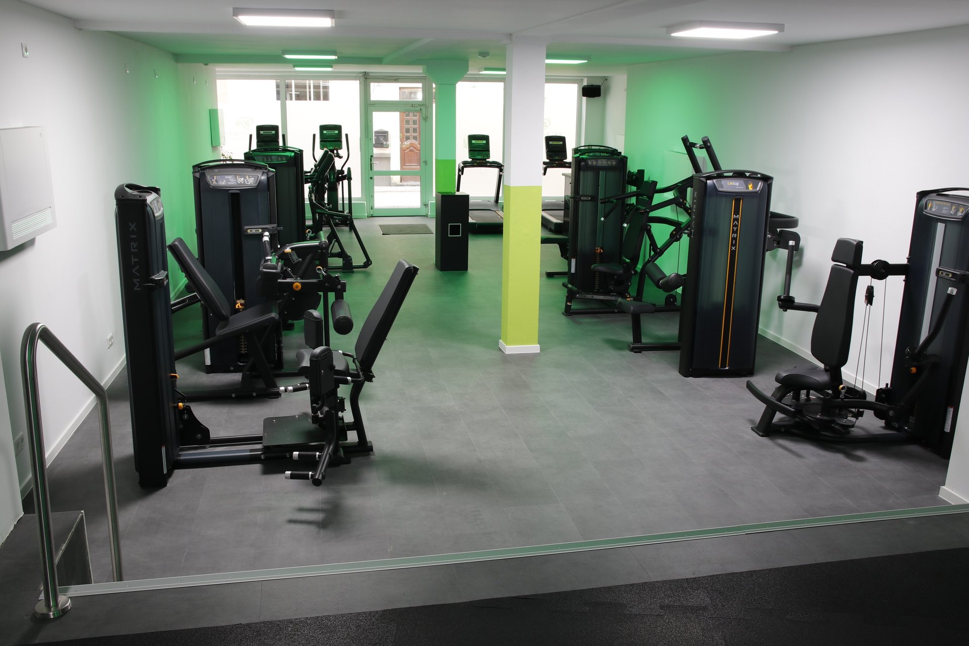 Beinpresse und freie Gewichte