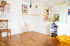 Heller Therapieraum der Belle Maison GmbH mit Hängestuhl und Dekoration an der Wand