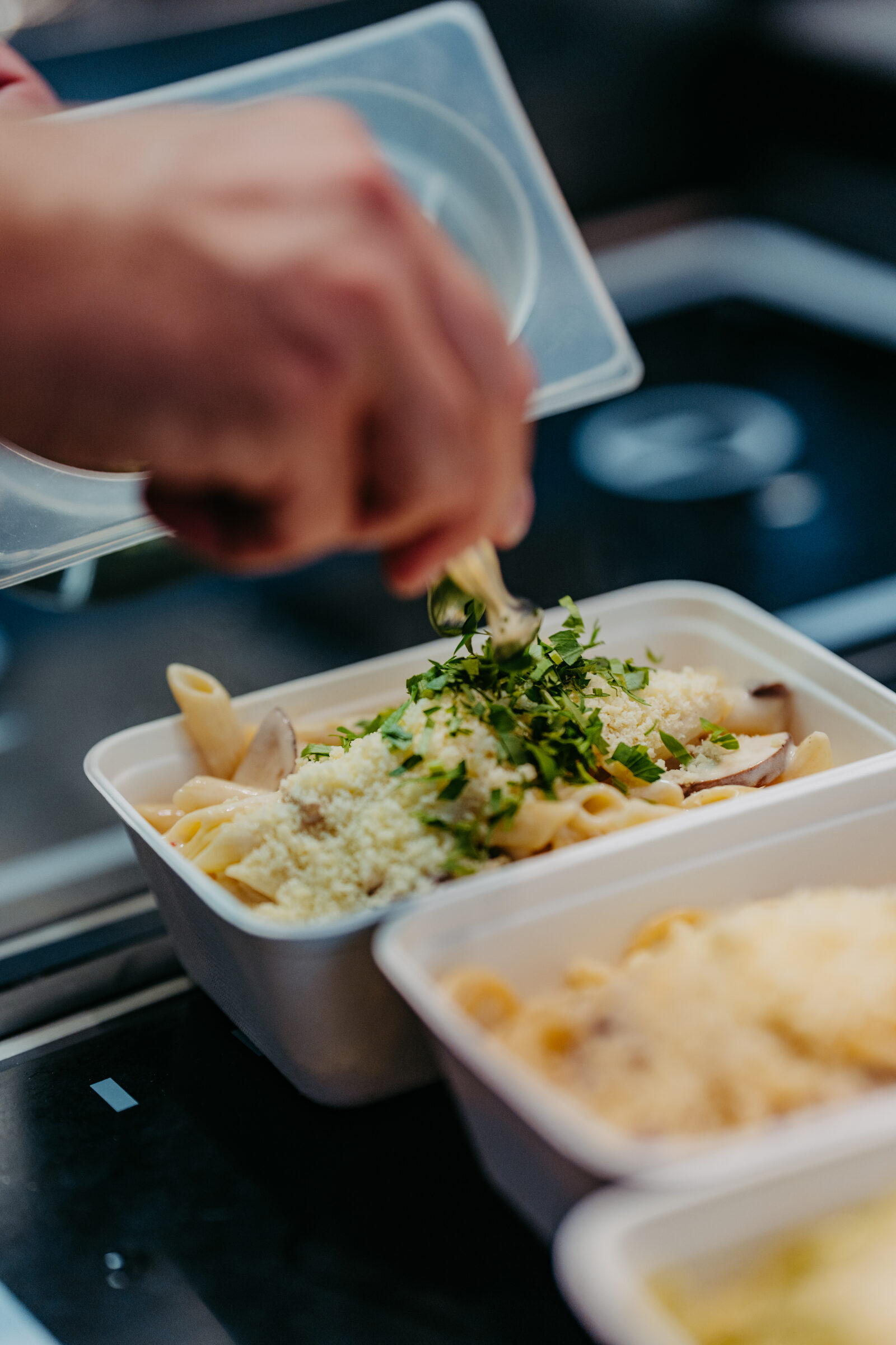 Frisch garniertes Pasta-Gericht zum Mitnehmen