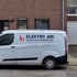 Weißer Lieferwagen mit dem Firmenlogo "Elektro Ari Elektroinstallation" an der Seite.