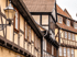 Immobilienmakler zeigt historisches Fachwerkhaus. 