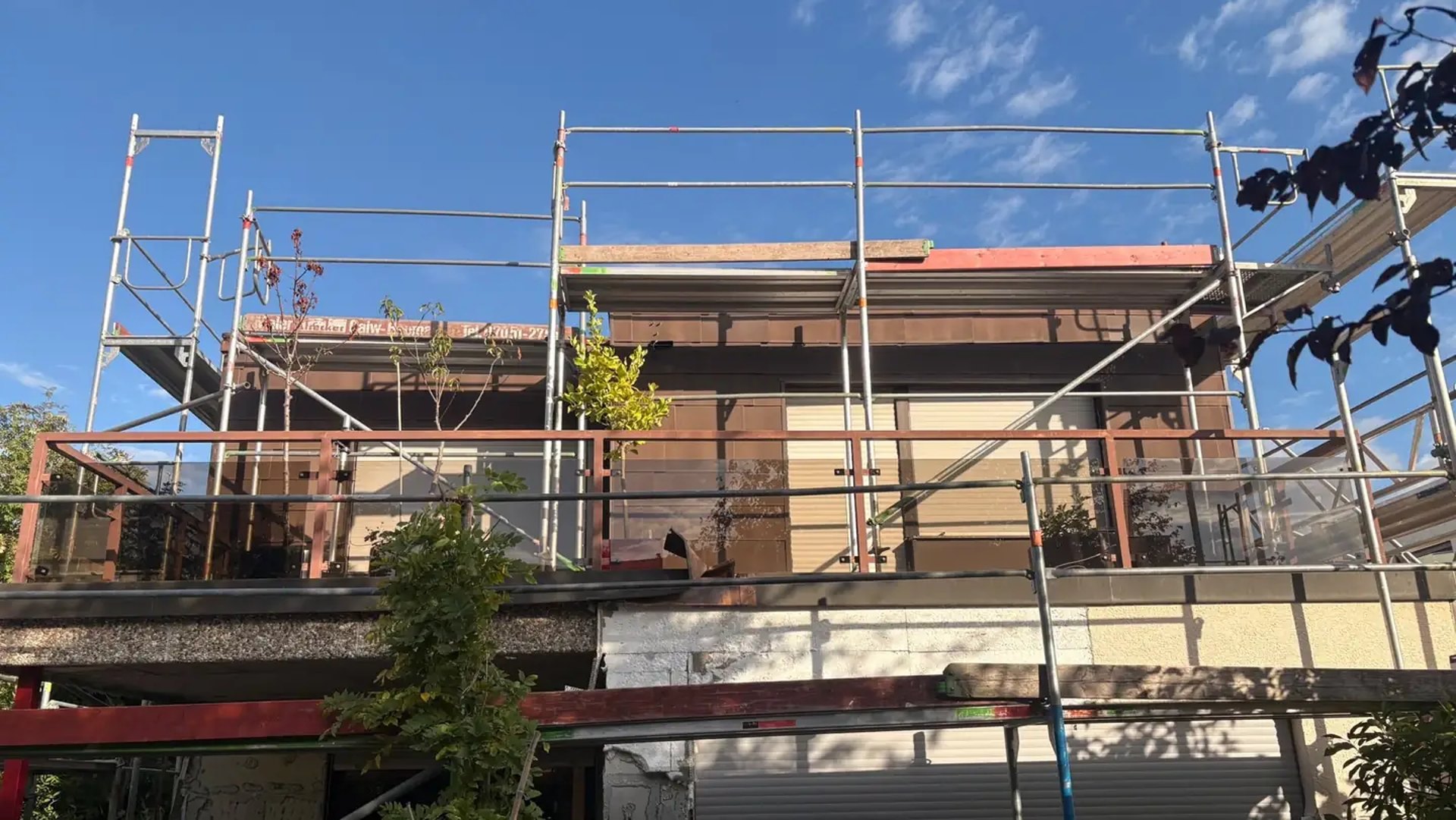 Eingerüstetes Wohnhaus mit Eternitfassade