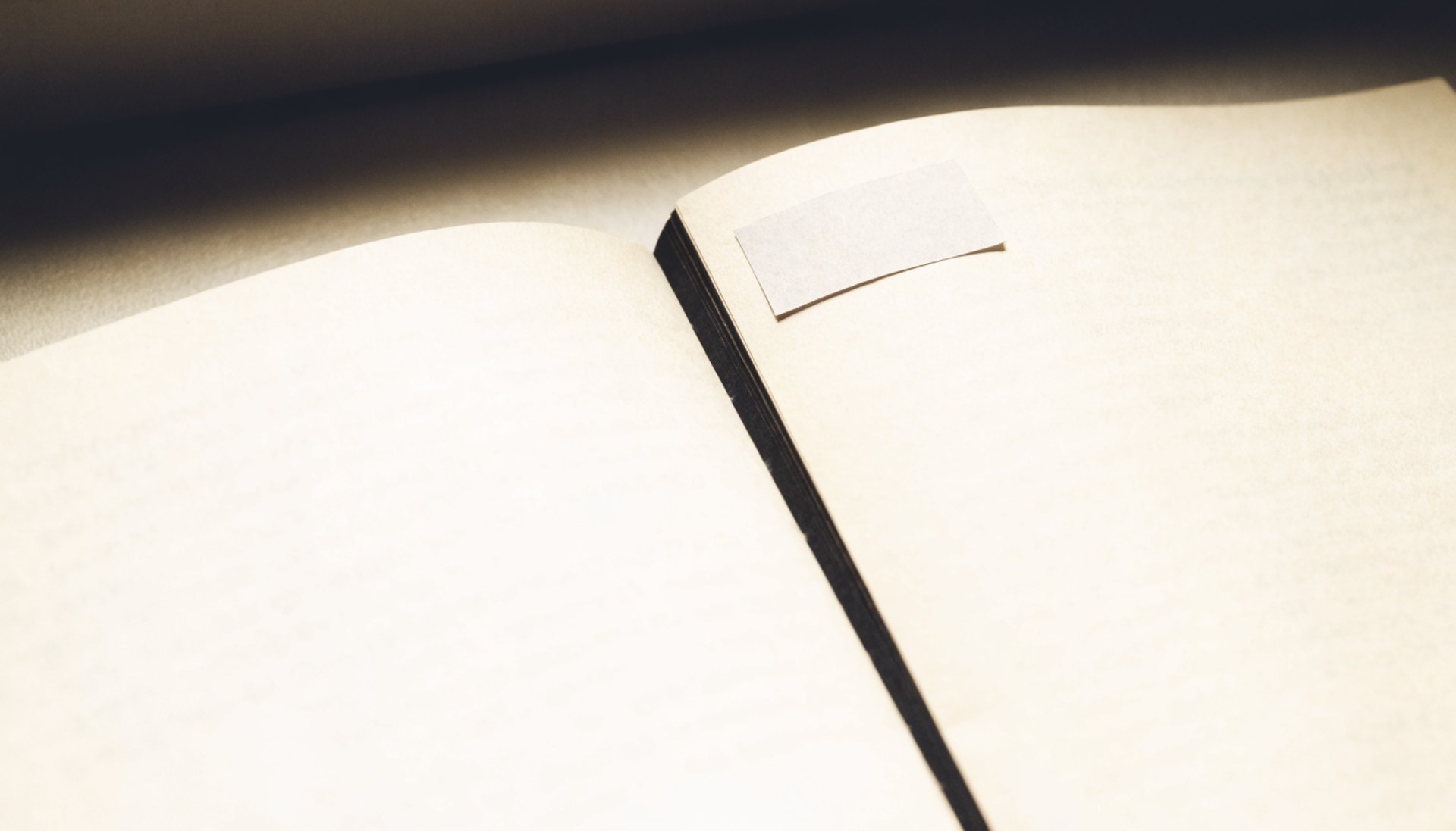 Aufgeschlagene Zeitschriftenseite mit einem kleinen Kennzeichnungsfeld in der oberen Ecke