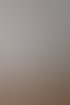 Ein offener weißer Türrahmen führt zu einem Flur mit Holzboden, der in ein Zimmer mit Balkon und Doppeltür mündet.
