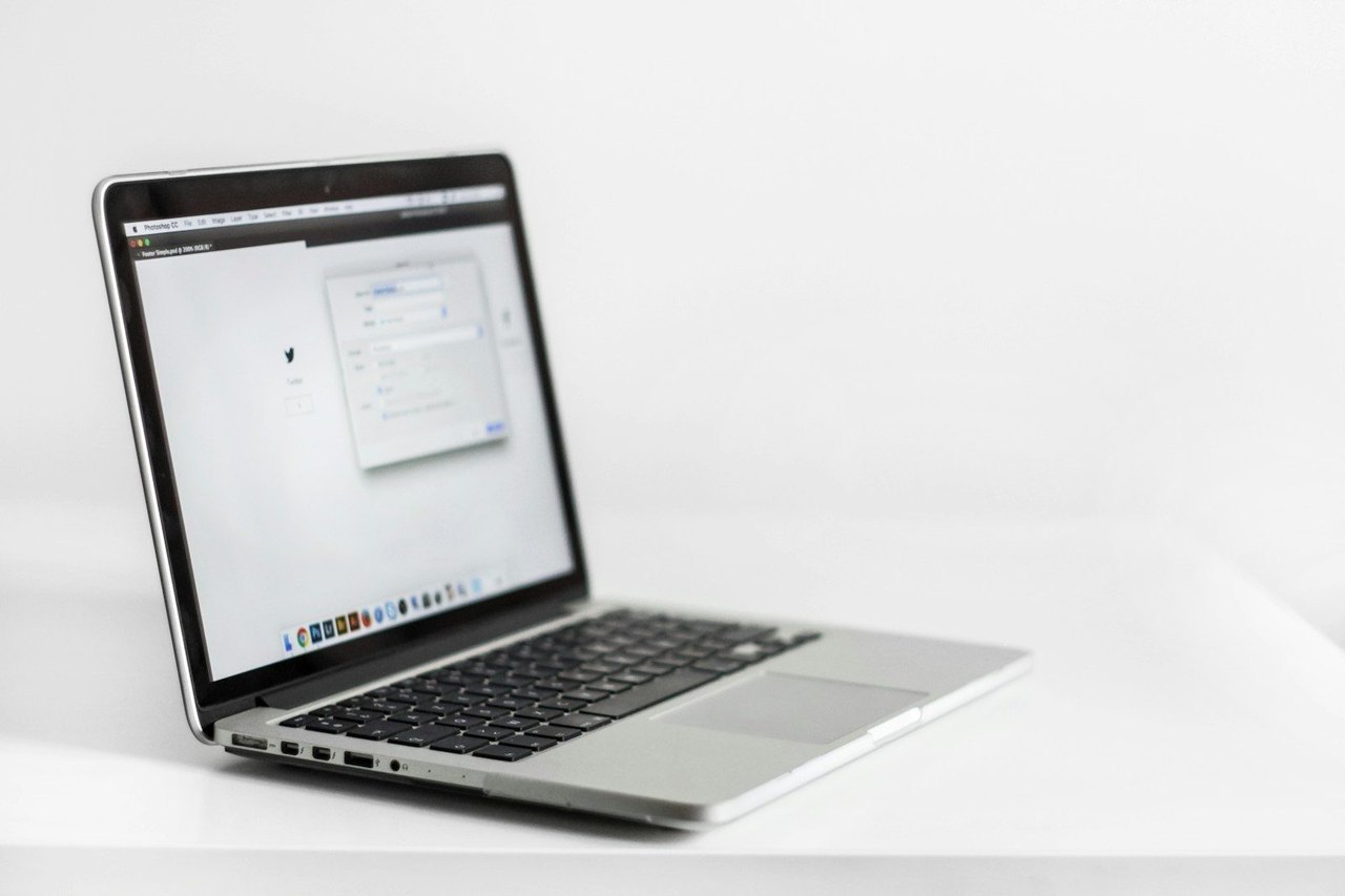 Aufgeklapptes MacBook auf einem weißen Tisch