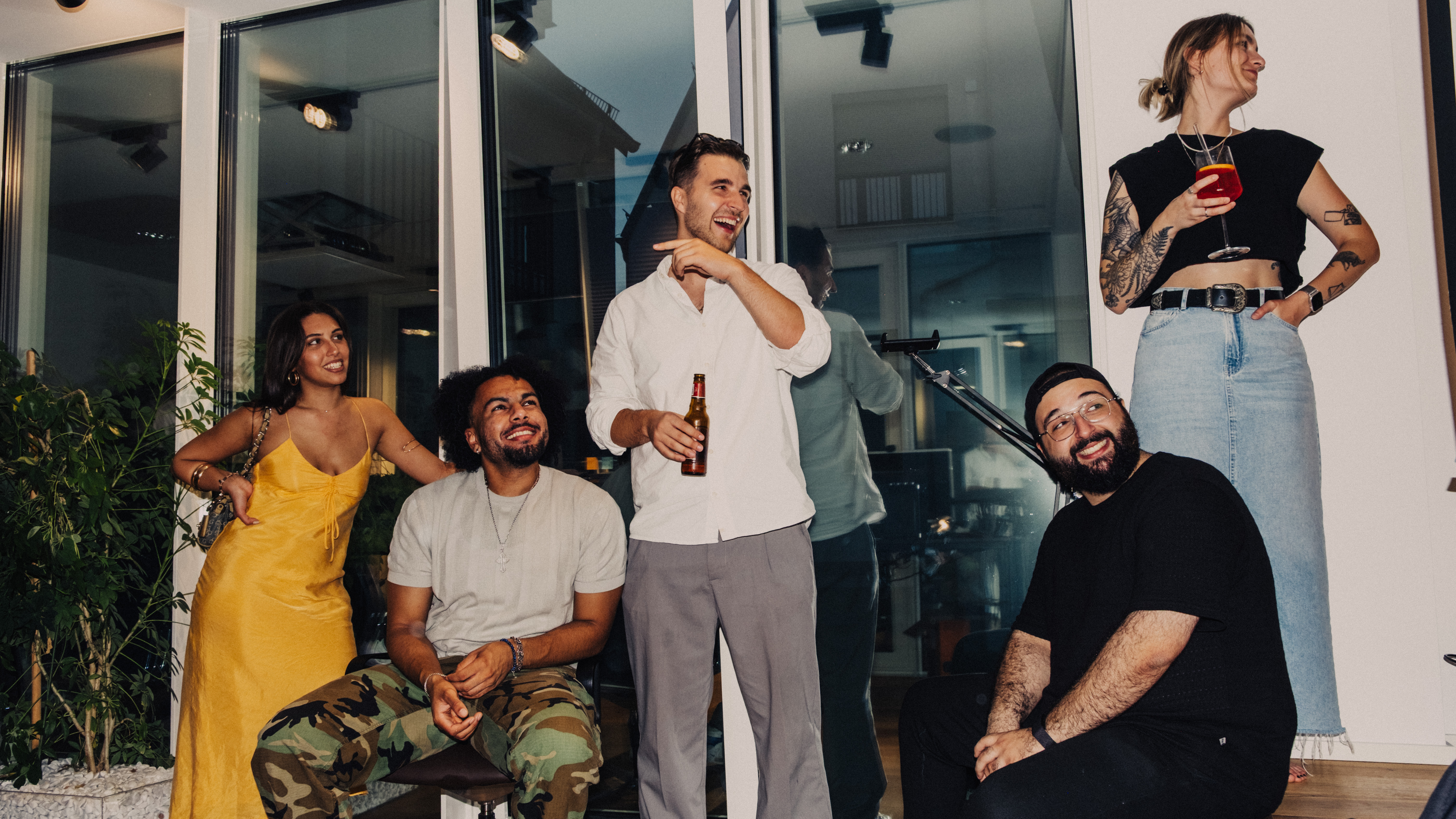 Ein Teil des Teams beim Fest im Büro