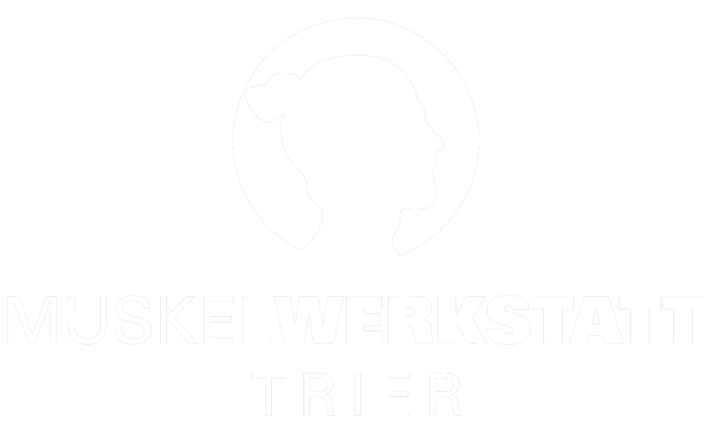 Logo der Muskelwerkstatt Trier mit dem Kopfprofil eines Mannes mit Dutt in einem weißen Kreis auf schwarzem Grund.